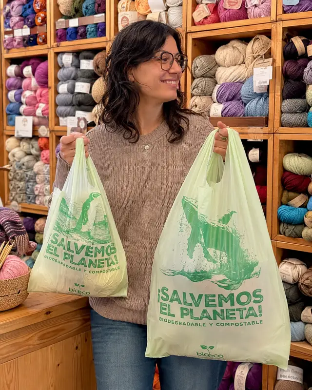 Uso de bolsa compostable en tienda de lana