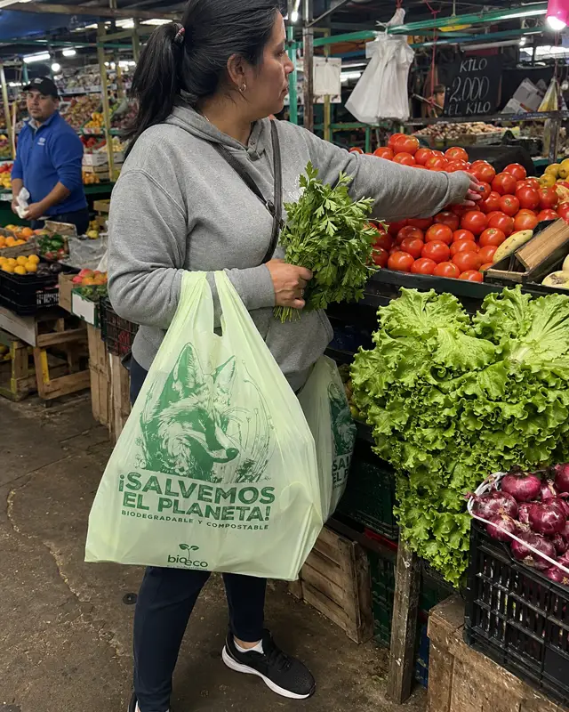 Uso de bolsa compostable en feria y mercado