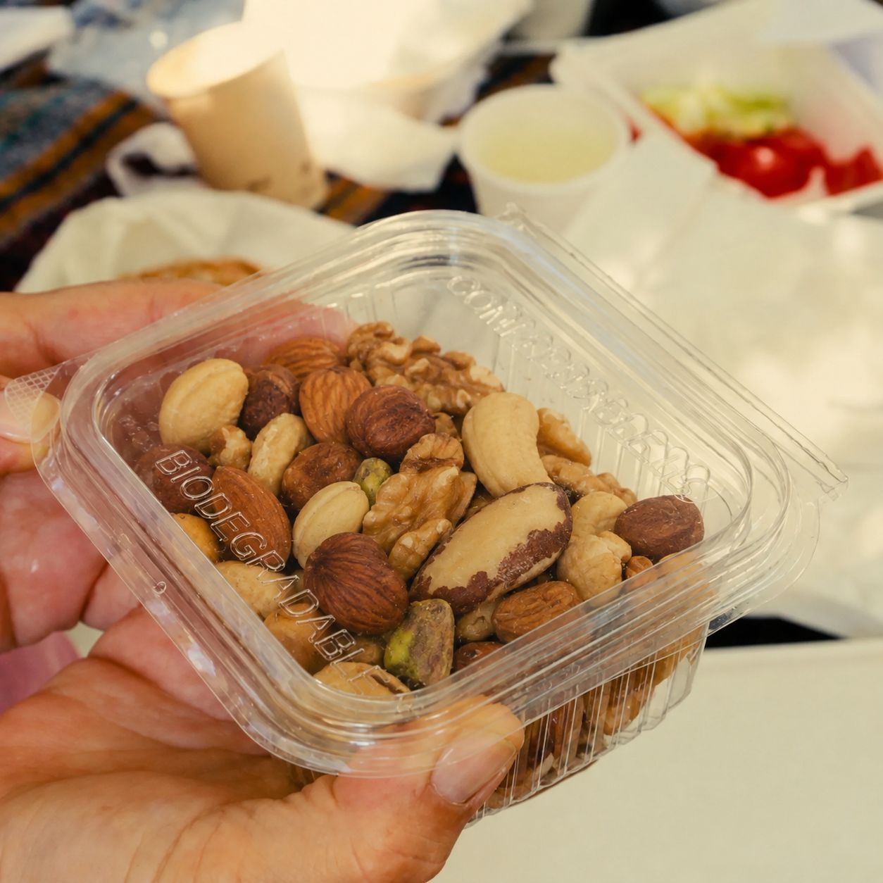 Contenedor compostable Re Orgánico con fruta